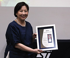 Lim Jit Lee with the certificate (portrait)