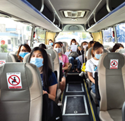 People on a coach wearing masks (photo)