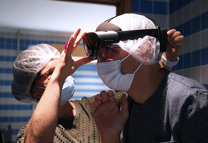 Man puts on virtual reality glasses (photo)