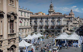 Market in a city (photo)