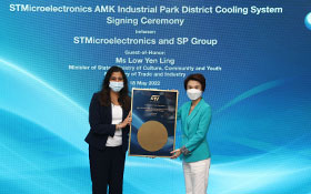 Two women holding an award (photo)