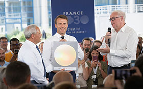 Emmanuel Macron holding an award (photo)