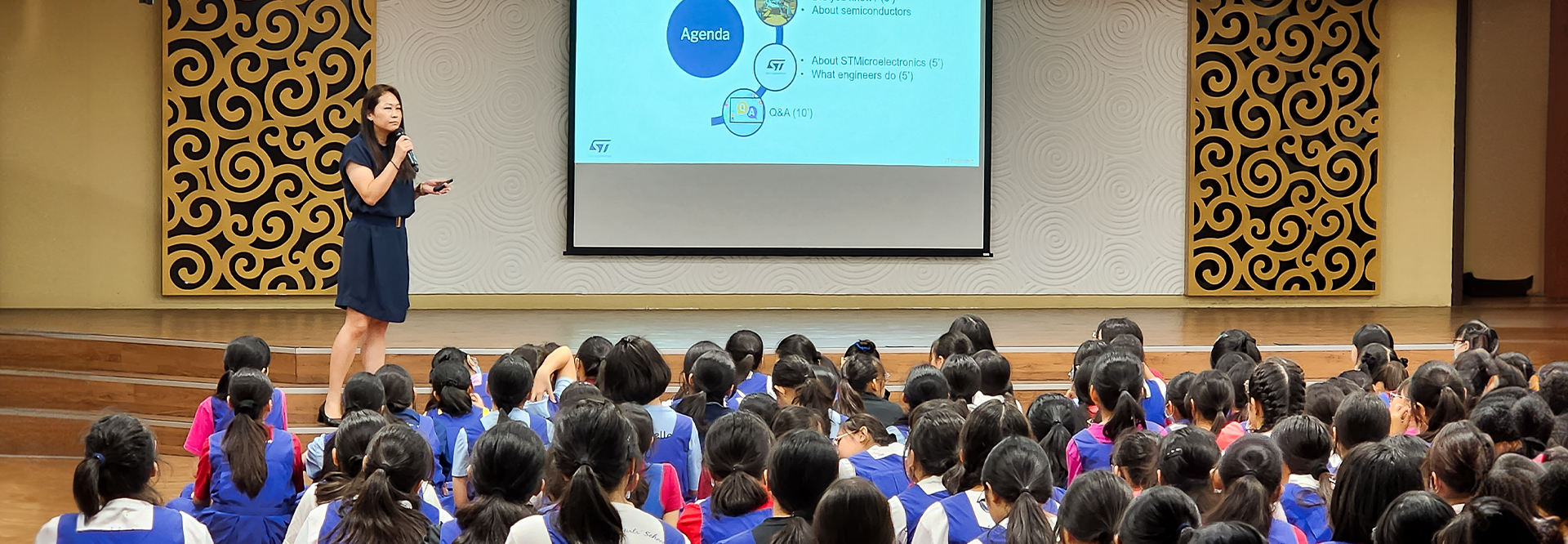 Presentation being held in front of children (photo)